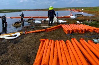 Oil Spill Removal Organization OSRO ACME Envrionmental cleaning up oil spill in pond with containment boom and skimmers